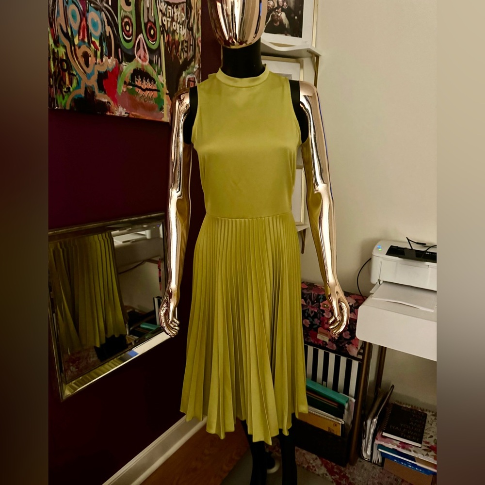 Gorgeous lime green dress by Closet London. Size 6